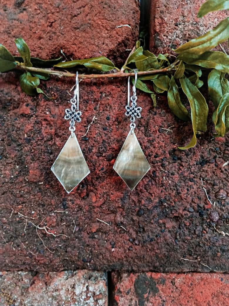 PLE030 Bali Charm Silver Earrings with Geometric shell